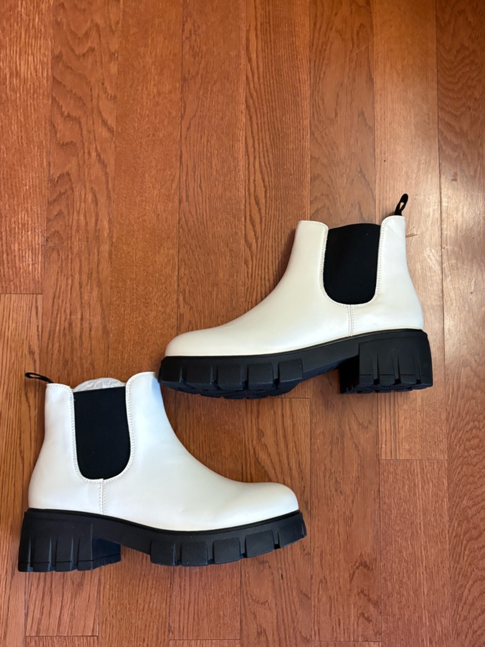 CUSHIONAIRE Women's Sasha slip on chelsea boot +Memory Foam White/Black. Size 10